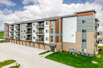 Gretna Landing in Gretna, NE - Foto de edificio - Building Photo