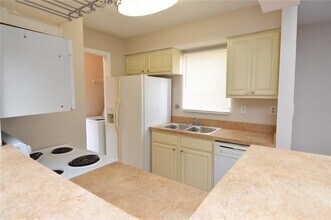 8756 Mallard Reserve Dr in Tampa, FL - Building Photo - Building Photo