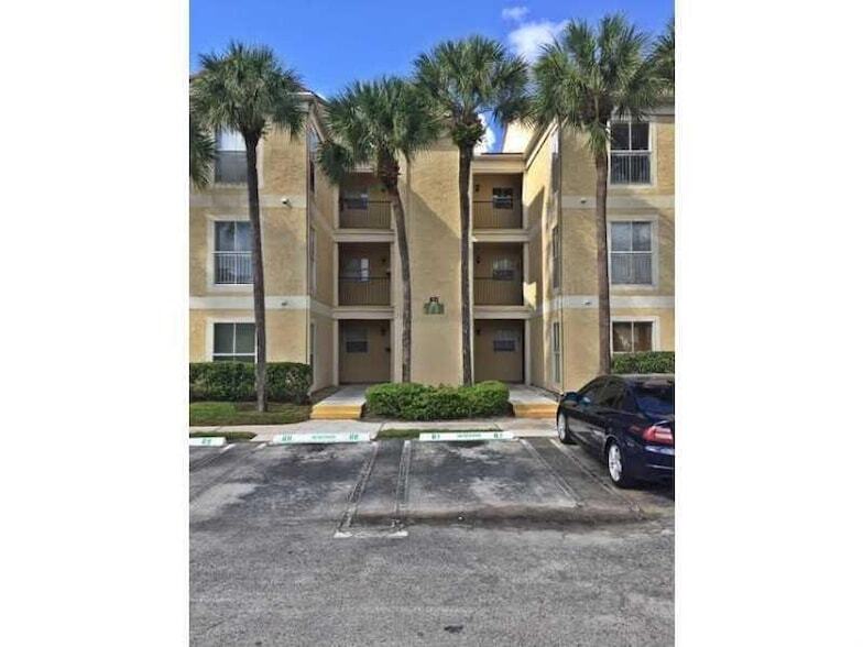 833 Riverside Dr, Unit 827 in Coral Springs, FL - Building Photo