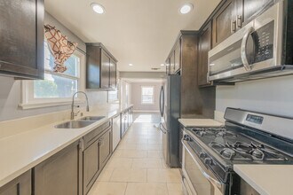 14947 Chatsworth St in Mission Hills, CA - Building Photo - Building Photo