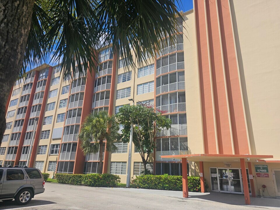 1780 NE 191st St in North Miami Beach, FL - Building Photo
