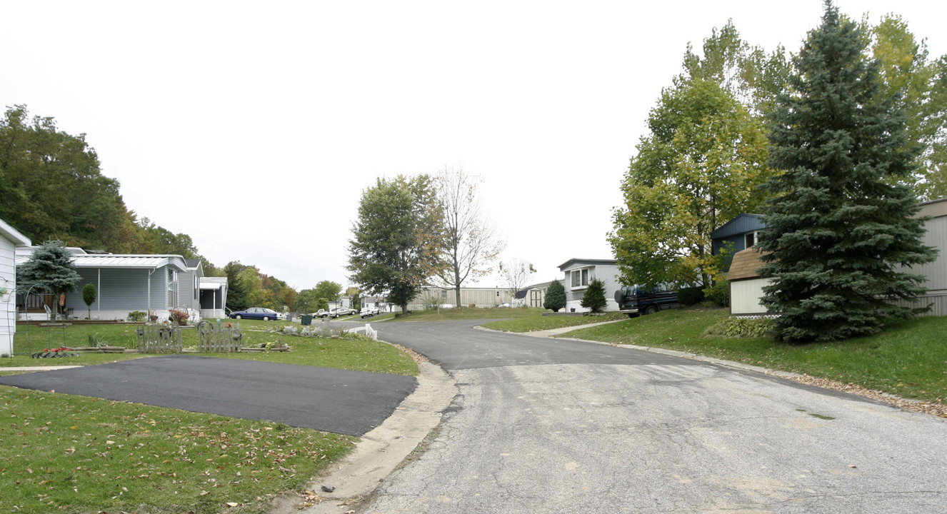 Maple Del Manor in Ravenna, OH - Building Photo