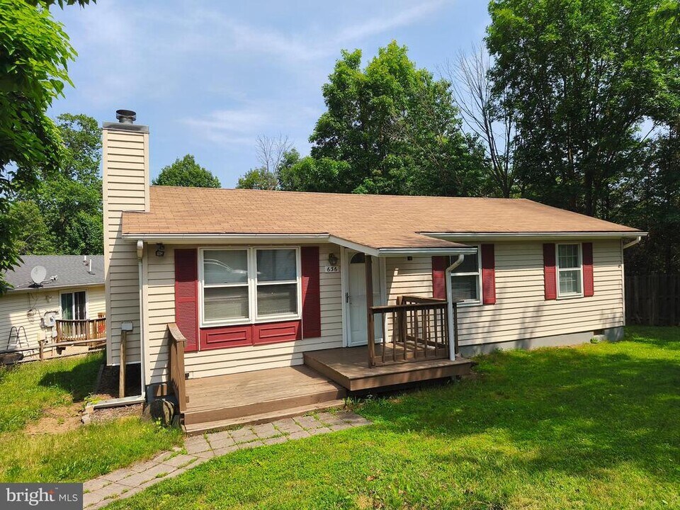 636 York Ln SE in Leesburg, VA - Building Photo