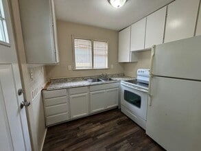 8119 Essex Ave in Warren, MI - Building Photo - Building Photo