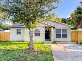 3912 E Powhatan Ave in Tampa, FL - Building Photo