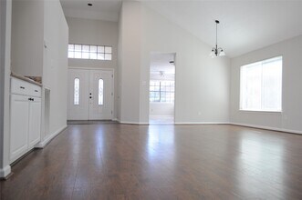 8639 Sparkling Springs Dr in Houston, TX - Building Photo - Building Photo