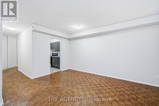 2350 Dundas St W in Toronto, ON - Building Photo - Building Photo