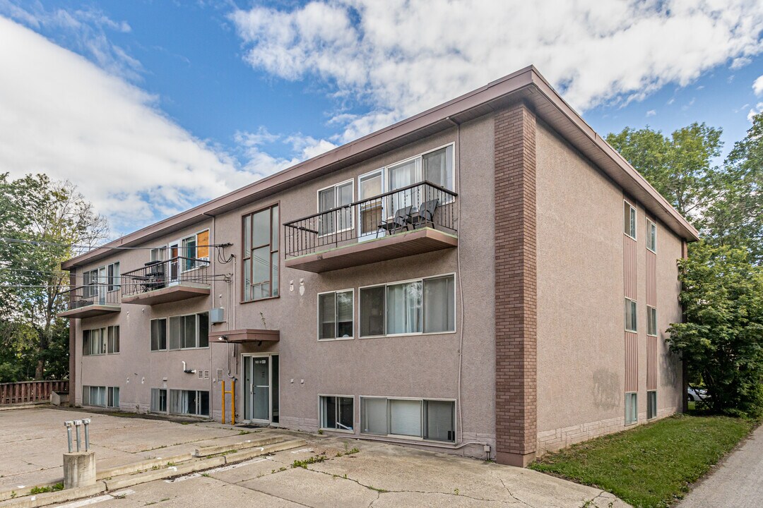 9928 89 Av NW in Edmonton, AB - Building Photo