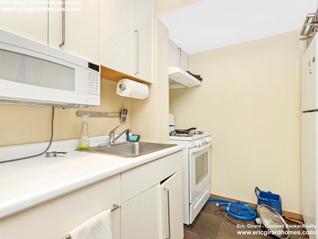 170 Rawson Rd, Unit 2 in Brookline, MA - Foto de edificio - Building Photo