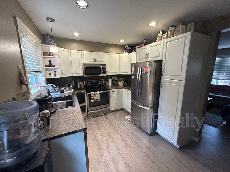 124-124 Mills Rd in Kelowna, BC - Building Photo
