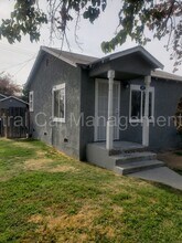 1001 Woodrow Ave in Bakersfield, CA - Building Photo - Building Photo