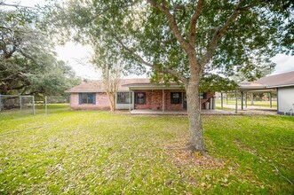 413 Lavaca St in Louise, TX - Building Photo - Building Photo