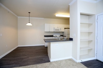 Reserve at South Creek in Englewood, CO - Foto de edificio - Interior Photo