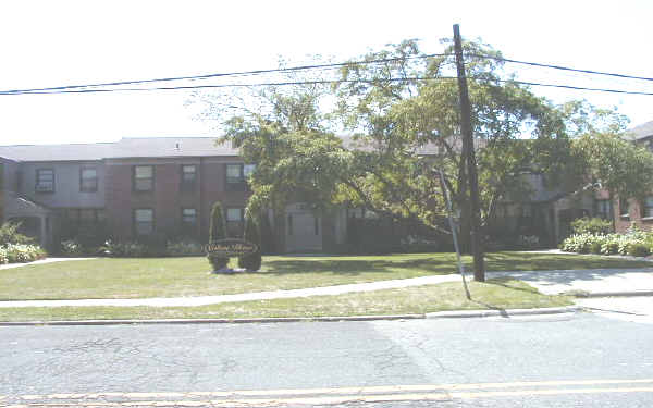 Colony House Condominiums in Dearborn, MI - Building Photo - Building Photo