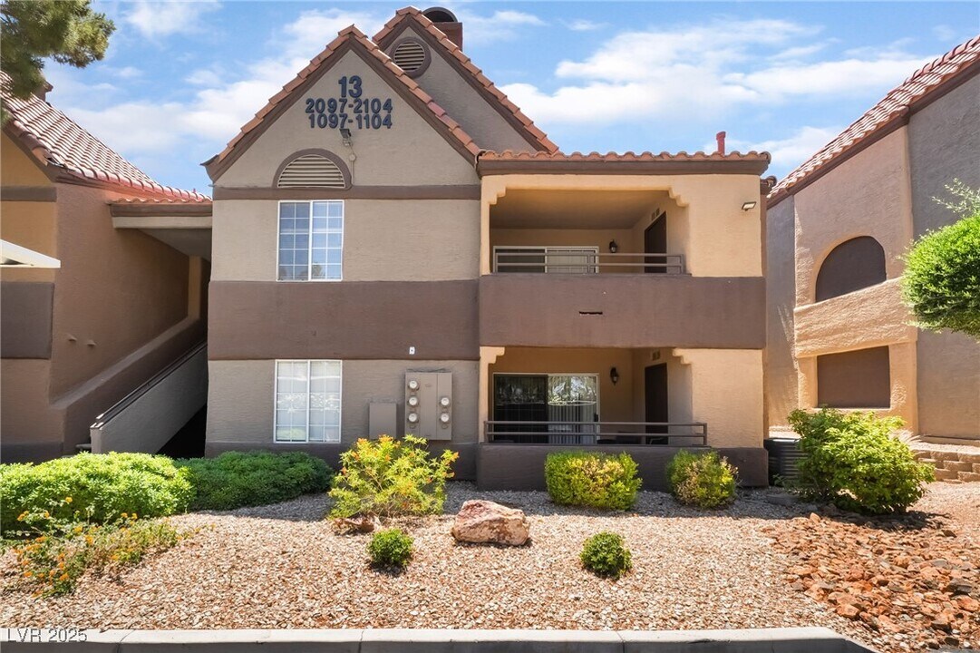 2200 S Fort Apache Rd in Las Vegas, NV - Foto de edificio