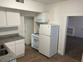 Y Street, Unit Apt 2 in Sacramento, CA - Building Photo