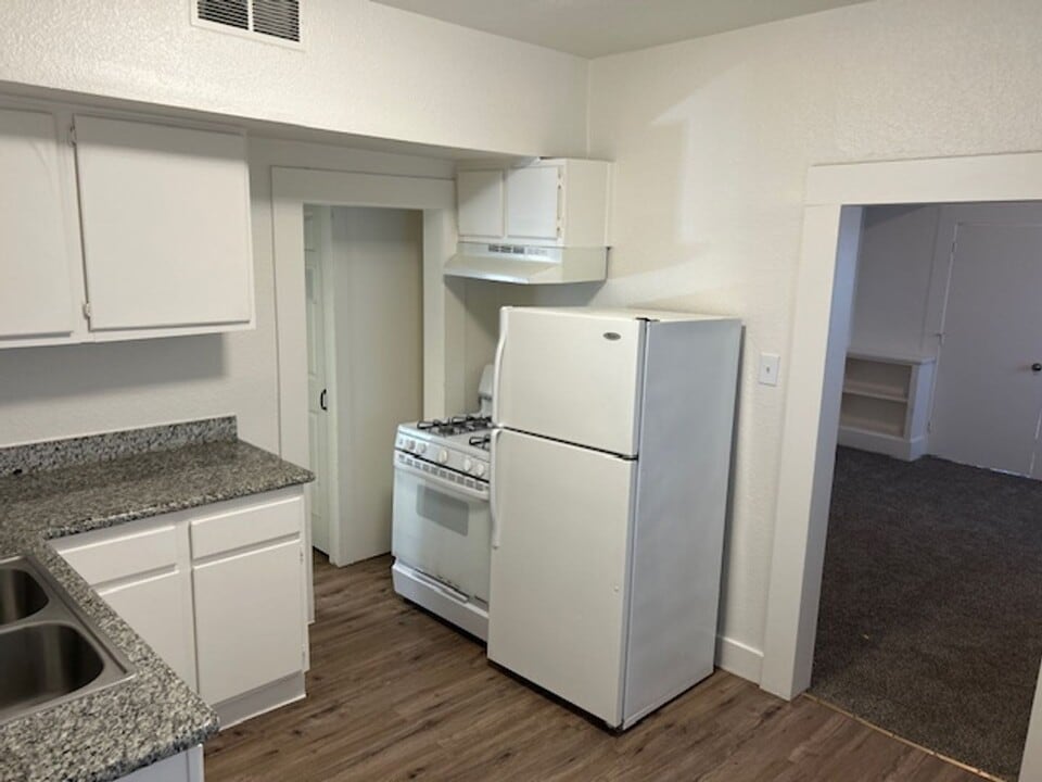 Y Street, Unit Apt 2 in Sacramento, CA - Building Photo