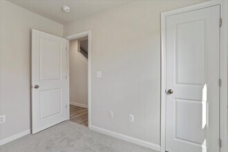 331 Sandy Bottom Cir in Ranson, WV - Building Photo - Building Photo