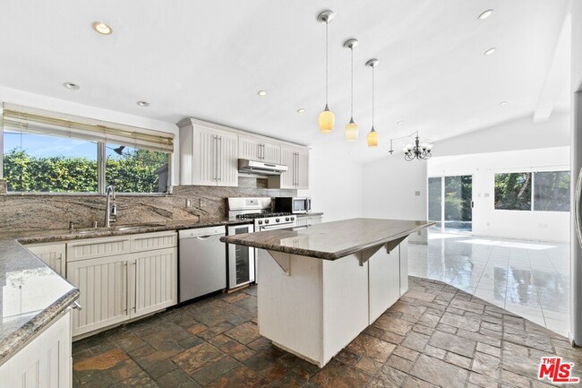 20500 Archwood St in Los Angeles, CA - Building Photo - Building Photo