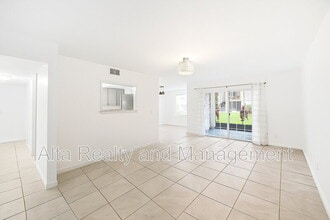 4329 Plaza Gate Ln S in Jacksonville, FL - Building Photo - Building Photo