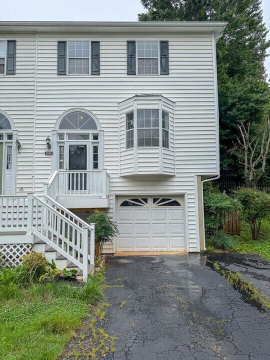 4685 Oriole Ct in Charlottesville, VA - Building Photo