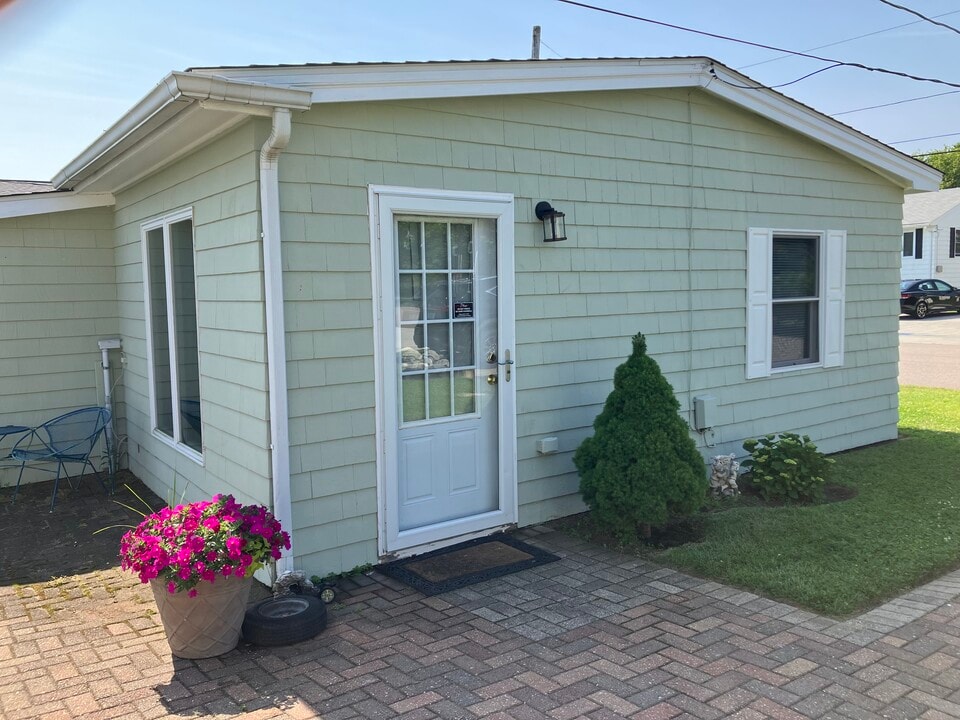 161 Charlotte Dr in East Greenwich, RI - Building Photo