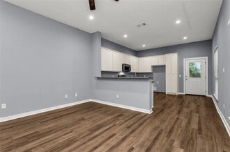 206 Pecan Hollow St in Ennis, TX - Building Photo - Building Photo