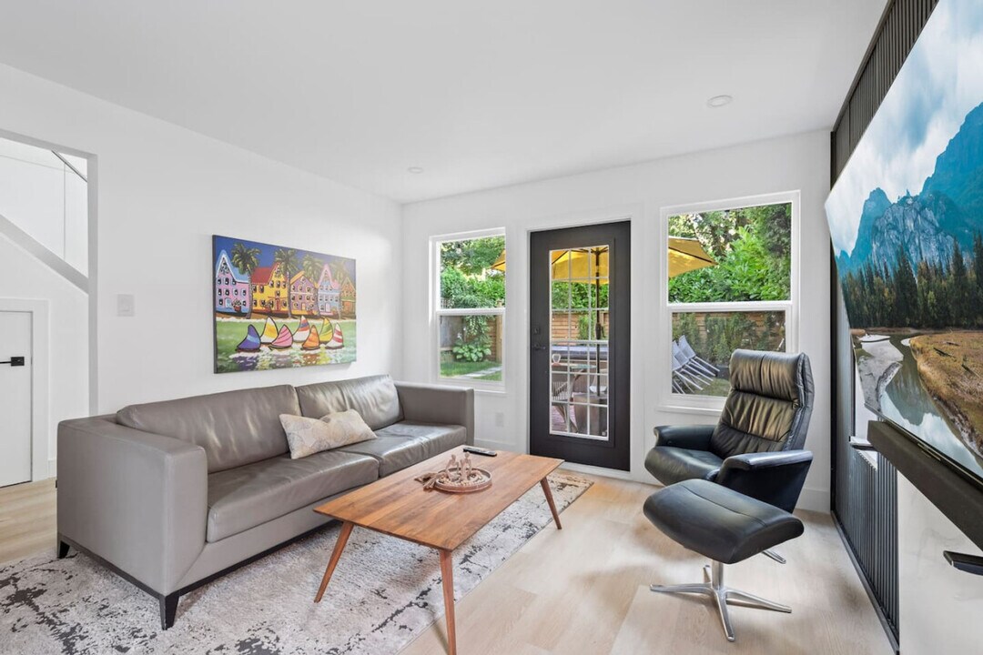 2977 W 6th Ave in Vancouver, BC - Building Photo