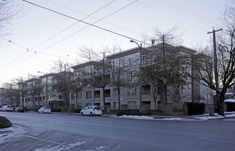 Dunway Court in Vancouver, BC - Building Photo - Building Photo