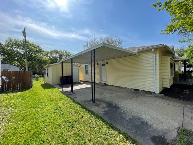 2116 Green Ave in Manhattan, KS - Building Photo - Building Photo