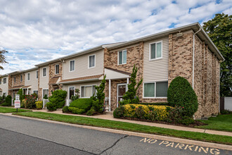 Cameo Townhouses in Valley Stream, NY - Building Photo - Building Photo