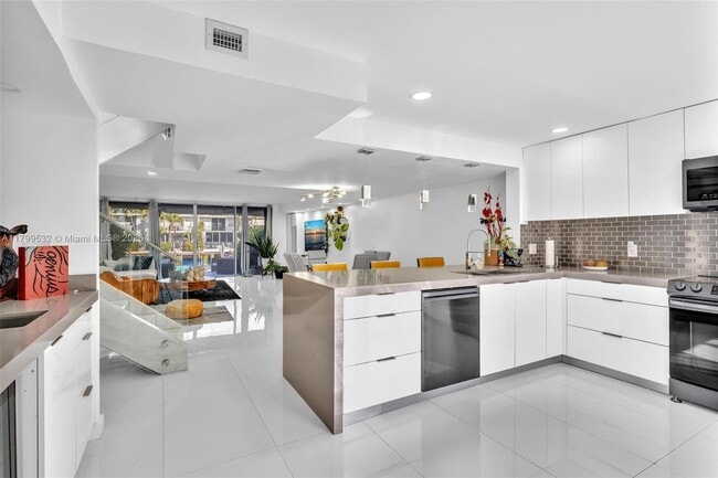 823 NE 26th Ave in Hallandale Beach, FL - Building Photo - Building Photo