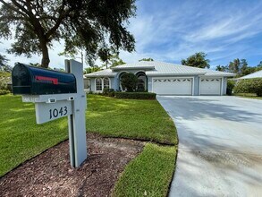 1043 SW Pigeon Plum Way in Palm City, FL - Building Photo - Building Photo