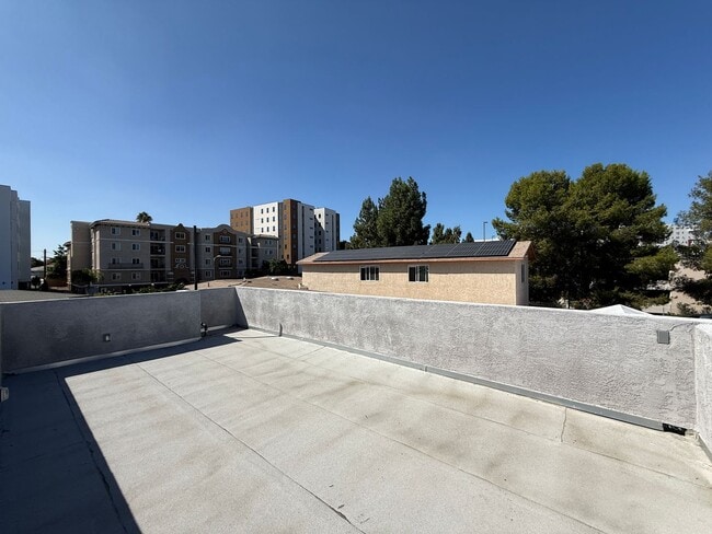 5106 E Falls View Dr in San Diego, CA - Building Photo - Building Photo