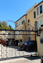 1326 Londonderry View Dr in Los Angeles, CA - Building Photo - Building Photo