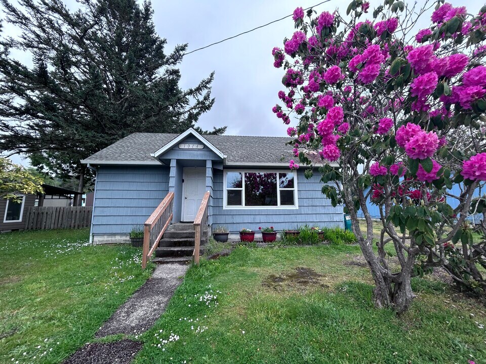 1074 S Beacon St in Rockaway Beach, OR - Building Photo