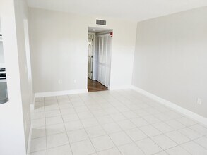 1001 77th Ave N, Unit 205 in St. Petersburg, FL - Building Photo - Building Photo