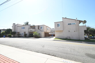 2222 Harriman Ln in Redondo Beach, CA - Building Photo - Building Photo