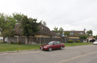 1109 Alpha Rd in Turlock, CA - Foto de edificio - Building Photo