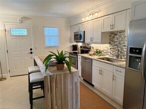 960 7th St S in Naples, FL - Building Photo - Building Photo