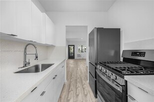 717 Española Wy in Miami Beach, FL - Building Photo