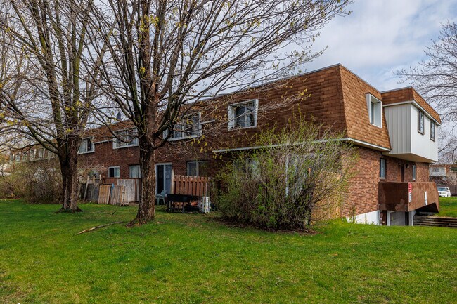 Place Hurteau in Dollard-des-Ormeaux, QC - Building Photo - Building Photo