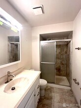 18 Adams Ct in East Brunswick, NJ - Building Photo - Building Photo