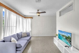 1381 NE 152nd St in North Miami Beach, FL - Foto de edificio - Building Photo