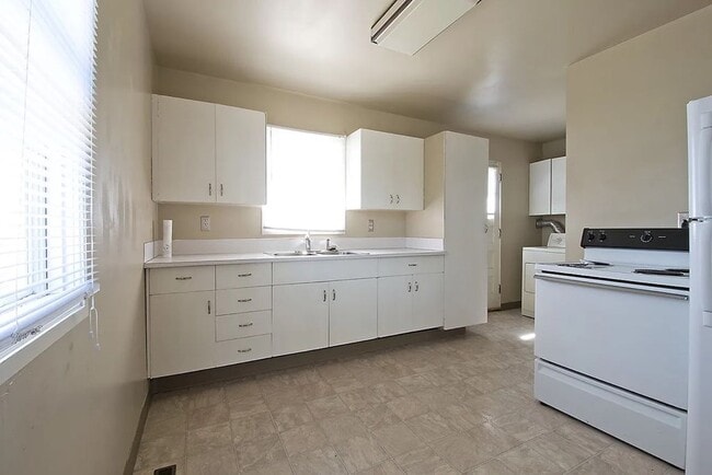 409 24th Ave NW in Minot, ND - Building Photo - Building Photo