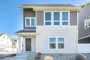 4748 N Tower Ct in Denver, CO - Building Photo