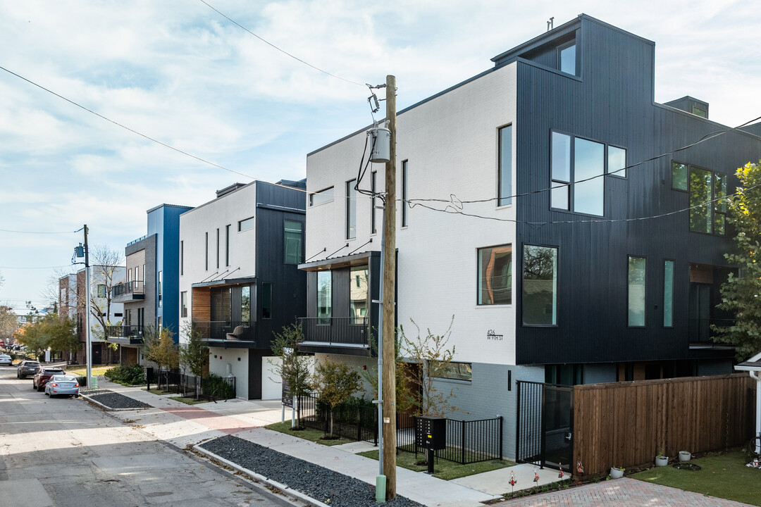 West 9th Residences in Dallas, TX - Building Photo