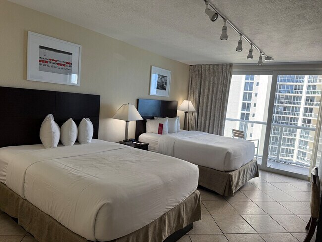 19201 Collins Ave in Sunny Isles Beach, FL - Building Photo - Building Photo