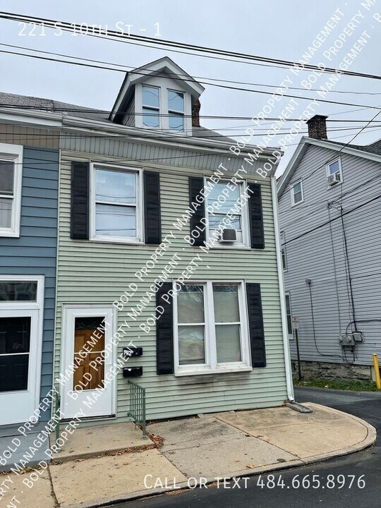 221 S 10th St in Lebanon, PA - Building Photo