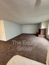 5646 W Hillsdale Ave in Visalia, CA - Foto de edificio - Building Photo